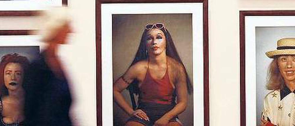 Ich sind viele. Die amerikanische Künstlerin Cindy Sherman inszeniert sich in immer neuen, verfremdeten Selbstporträts. 