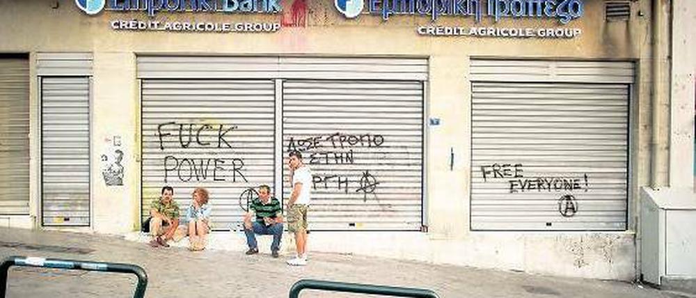 Steiler Abstieg. Die Herabstufung griechischer Staatsanleihen verschärfte die Schuldenkrise des Landes. 