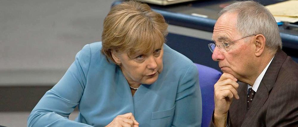 Finanzminister Schäuble hat Bedenken: Er sieht trotz hoher Steuereinnahmen wenig Spielraum für die von der Koalition geplanten Steuersenkungen.