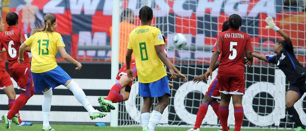 Erika (13) bringt Brasilien mit diesem fulminanten Schuss in Führung.