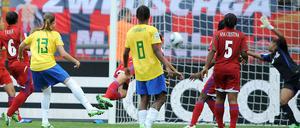 Erika (13) bringt Brasilien mit diesem fulminanten Schuss in Führung.