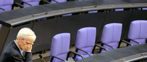 Die Oppositionsparteien wollen das Schweigen der Regierung zum Panzerdeal nicht hinnehmen. Hans-Christian Ströbele droht mit einer Verfassungsklage.