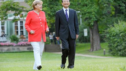 Chinas Ministerpräsident Wen Jiabao und Bundeskanzlerin Angela Merkel im Garten der Liebermann-Villa.