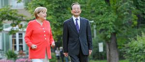 Chinas Ministerpräsident Wen Jiabao und Bundeskanzlerin Angela Merkel im Garten der Liebermann-Villa.