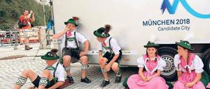 Pause oder Abschied von Olympia? Die jungen Mitglieder dieser Trachtengruppe am Königssee verarbeiten das Ergebnis aus Durban. Sie könnten in vier Jahren wieder dabei sein – wenn sich die Sportpolitik für eine erneute Bewerbung entscheidet. Foto: dpa