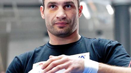 Witali Klitschko, 39, ist derzeit Weltmeister des Verbandes WBC. Der 2,00 Meter große Kämpfer ist seit 1996 Berufsboxer und gewann 42 seiner 44 Kämpfe, davon 39 vorzeitig.