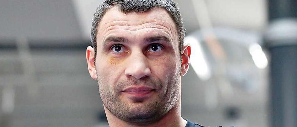Witali Klitschko, 39, ist derzeit Weltmeister des Verbandes WBC. Der 2,00 Meter große Kämpfer ist seit 1996 Berufsboxer und gewann 42 seiner 44 Kämpfe, davon 39 vorzeitig.