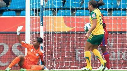 Mehr Hand geht nicht. Bruna (rechts verdeckt) fängt im Strafraum den Ball, doch Schiedsrichterin Gaal sieht es nicht. Foto: dpa