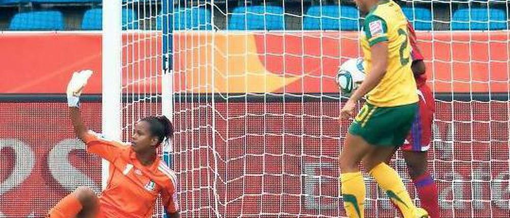 Mehr Hand geht nicht. Bruna (rechts verdeckt) fängt im Strafraum den Ball, doch Schiedsrichterin Gaal sieht es nicht. Foto: dpa