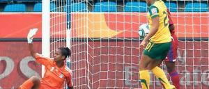 Mehr Hand geht nicht. Bruna (rechts verdeckt) fängt im Strafraum den Ball, doch Schiedsrichterin Gaal sieht es nicht. Foto: dpa