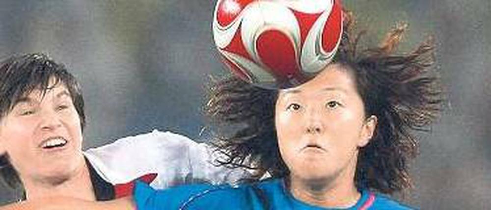 Unhaltbar. Yuki Nagasato (r.) gegen Ariane Hingst. 