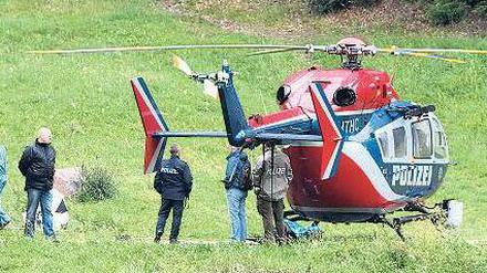 Spezialermittler werden nach Entdeckung der Leiche zum Fundort geflogen. Foto: dapd