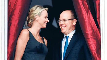 Auf der Guckkastenbühne eines kleinen Reichs: Charlene Wittstock und Albert II. Fotos: Reuters, AFP