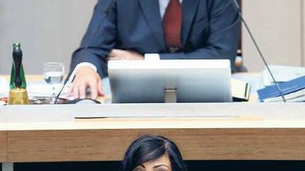 Reif für die Ferien. Parlamentspräsident Walter Momper (SPD) folgt der Rede der Linken-Abgeordneten Evrim Baba-Sommer. Man sieht sich wieder im Wahlkampf. Foto: Davids