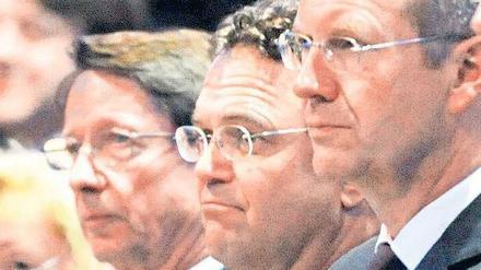 Der Blick ist ernst, denn noch hat Deutschland die WM nicht gewonnen: Bundespräsident Wulff, Bundesinnenminister Friedrich und Innensenator Körting (v. r.). Foto: dapd