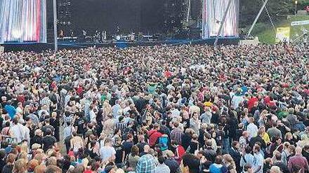 In der Wuhlheide können fast 20.000 Leute feiern. Bis die drin sind, dauert es lange.