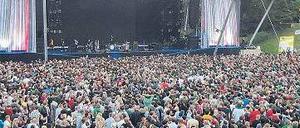 In der Wuhlheide können fast 20.000 Leute feiern. Bis die drin sind, dauert es lange.
