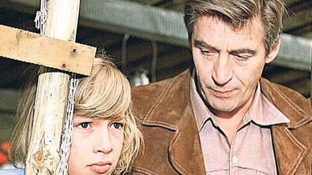 Das Original-Material des „Polizeiruf 110“ ist unvertont. Oberleutnant Jürgen Hübner (Jürgen Frohriep, rechts) wurde deshalb von Andreas Schmidt-Schaller eingesprochen.F.: MDR