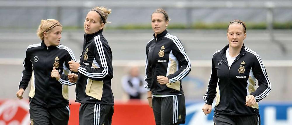 Warmlaufen für den Ernstfall. Die deutschen Frauen starten gegen Kanada in die WM.