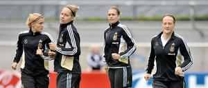 Warmlaufen für den Ernstfall. Die deutschen Frauen starten gegen Kanada in die WM.
