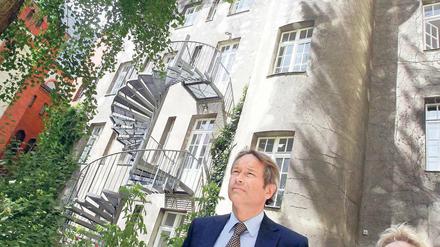 Im wahren Leben. Senator Ulrich Nußbaum im Eliashof. Das Jugendkulturzentrum mit neuer Grundschule war seine letzte Station auf der Tour durch Pankow. 