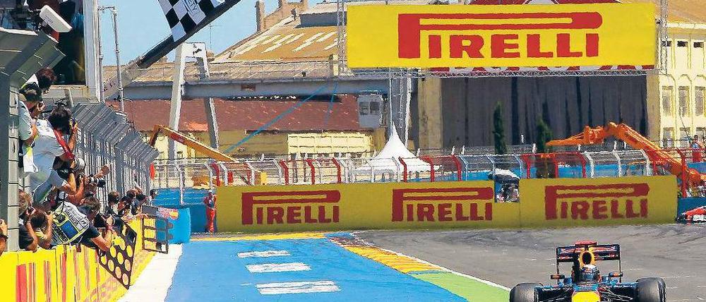 Einsam an der Spitze. Nach seinem sechsten Sieg im achten Saisonrennen führt Sebastian Vettel die WM nun mit 77 Punkten Vorsprung vor seinem Red-Bull-Teamkollegen Mark Webber und dem McLaren-Piloten Jenson Button an. Foto: dpa