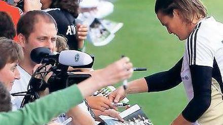 Begehrter Schriftzug. Nadine Angerer durfte nach dem Training noch länger Autogramme schreiben. 