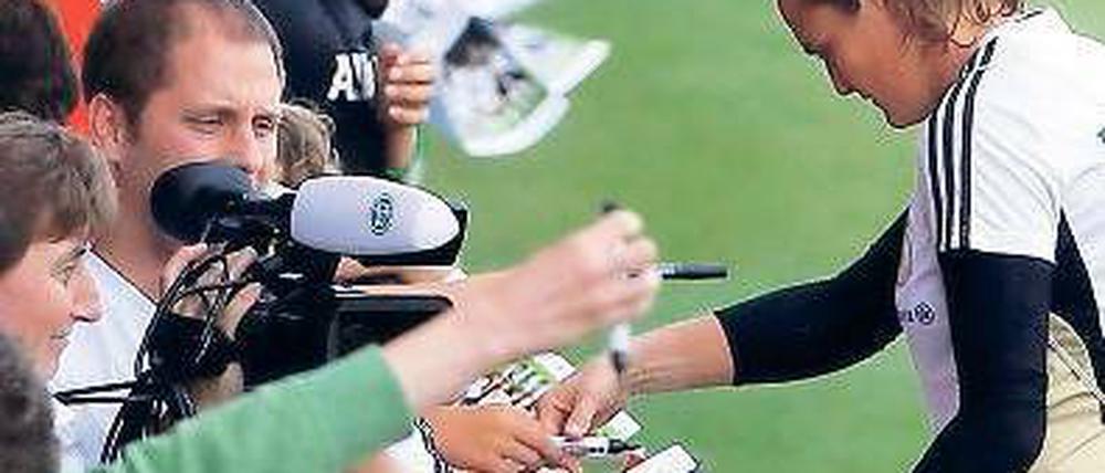 Begehrter Schriftzug. Nadine Angerer durfte nach dem Training noch länger Autogramme schreiben. 