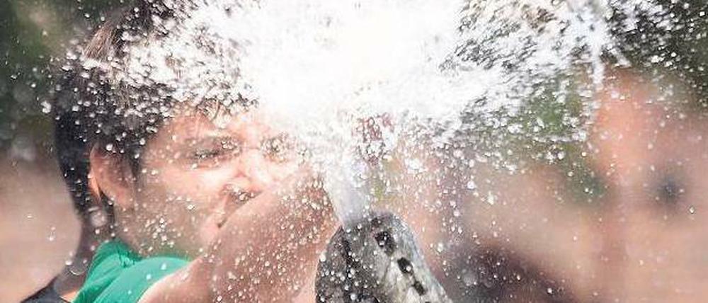 Kurze Erfrischung. Mal heiß, mal kühl: Die schnellen Wetterwechsel machen den Berlinern zu schaffen.