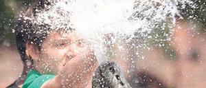 Kurze Erfrischung. Mal heiß, mal kühl: Die schnellen Wetterwechsel machen den Berlinern zu schaffen.