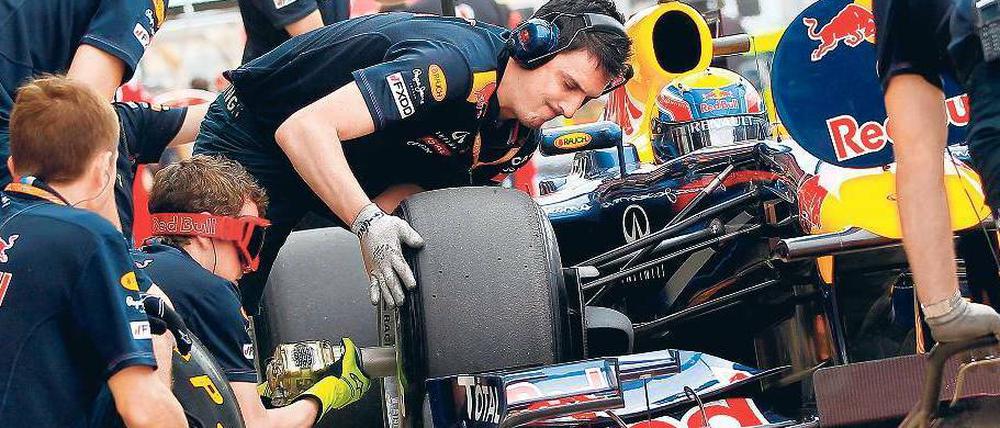 Einmal Medium, bitte. Red-Bull-Pilot Mark Webber bekommt bei der Qualifikation zum Großen Preis von Valencia einen frischen Reifensatz. Das orchestrierte Wechselspiel ist in dieser Saison deutlich öfter vonnöten als noch letztes Jahr mit den Bridgestone-Reifen. Foto: dpa