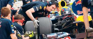 Einmal Medium, bitte. Red-Bull-Pilot Mark Webber bekommt bei der Qualifikation zum Großen Preis von Valencia einen frischen Reifensatz. Das orchestrierte Wechselspiel ist in dieser Saison deutlich öfter vonnöten als noch letztes Jahr mit den Bridgestone-Reifen. Foto: dpa