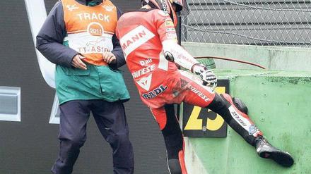 Weggetreten. Stefan Bradl baut nach seinem Sturz in Assen Frust ab. Foto: dpa