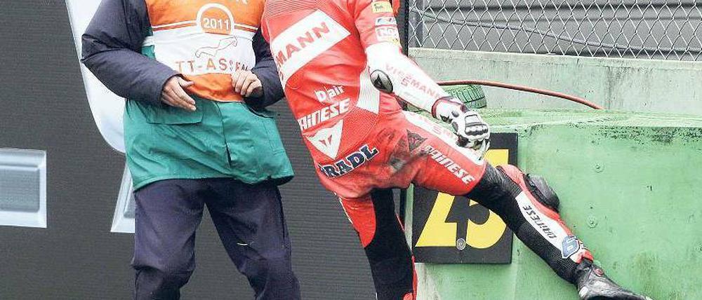 Weggetreten. Stefan Bradl baut nach seinem Sturz in Assen Frust ab. Foto: dpa
