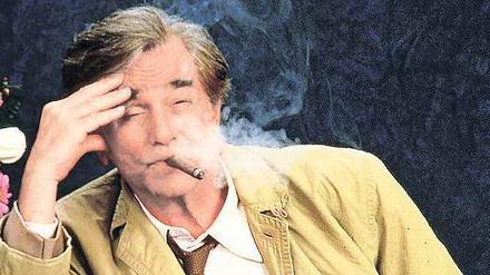 Typische Pose. Der Fernseh-Polizist Columbo zermürbte Verdächtige mit seiner Harmlosigkeit und vorgeblichen Zerstreutheit. Die Rolle machte Peter Falk berühmt. Foto: pa/obs
