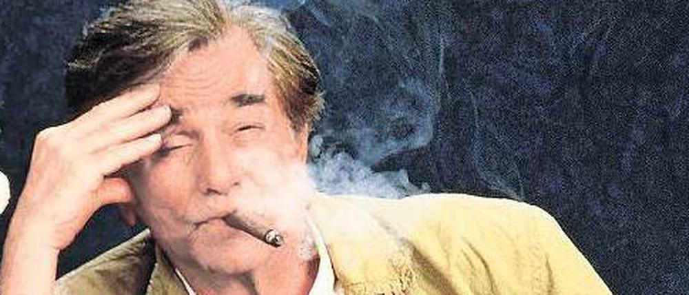 Typische Pose. Der Fernseh-Polizist Columbo zermürbte Verdächtige mit seiner Harmlosigkeit und vorgeblichen Zerstreutheit. Die Rolle machte Peter Falk berühmt. Foto: pa/obs