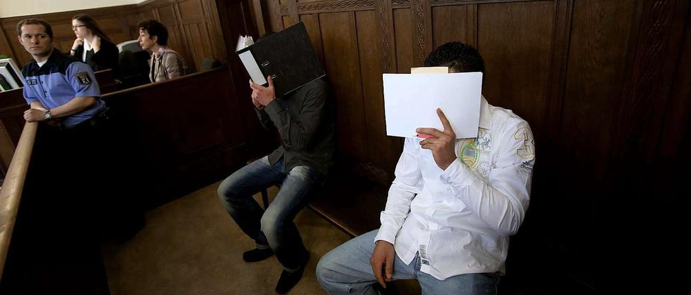 Alican T. (rechts) vor Gericht