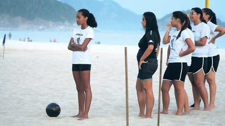 Karriereträume am Strand. An der Copacabana in Rio spielt seit Ende 2010 auch ein Frauenteam. 