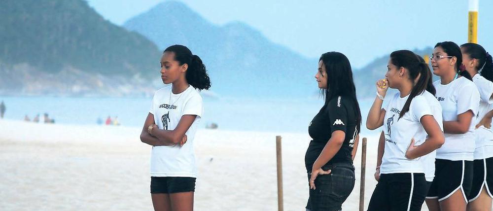Karriereträume am Strand. An der Copacabana in Rio spielt seit Ende 2010 auch ein Frauenteam.