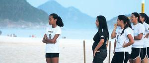 Karriereträume am Strand. An der Copacabana in Rio spielt seit Ende 2010 auch ein Frauenteam.