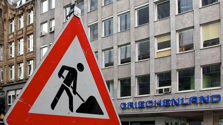 Passt momentan gut zusammen: Ein Baustellenschild und der Schriftzug Griechenland.