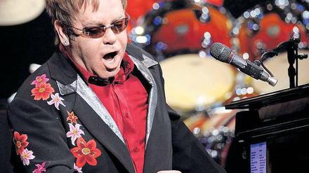 Blumig. Sir Elton in Berlin. Foto: dapd