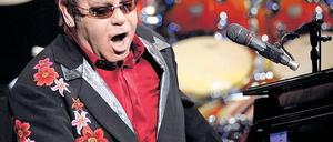 Blumig. Sir Elton in Berlin. Foto: dapd