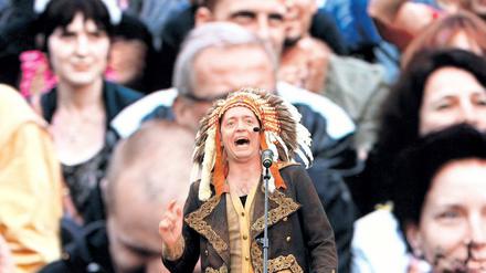 Ich bin massenkompatibel. Chief Grebe vor der Videowand in Berlin.