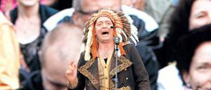 Ich bin massenkompatibel. Chief Grebe vor der Videowand in Berlin.