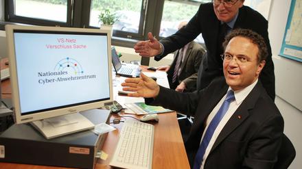 Bundesinnenminister Hans-Peter Friedrich (vorn) und der Präsident des Bundesamtes für Sicherheit in der Informationstechnologie, Michael Hange, im Nationalen Cyber-Abwehrzentrum in Bonn.