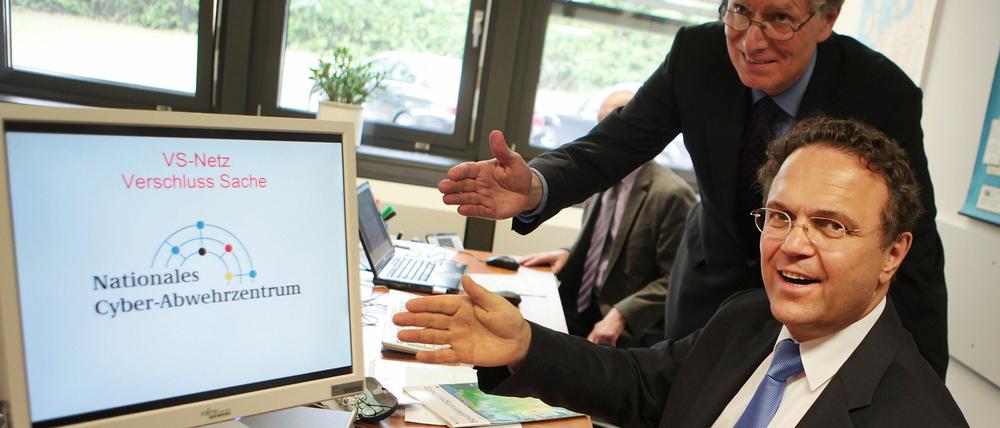 Bundesinnenminister Hans-Peter Friedrich (vorn) und der Präsident des Bundesamtes für Sicherheit in der Informationstechnologie, Michael Hange, im Nationalen Cyber-Abwehrzentrum in Bonn.