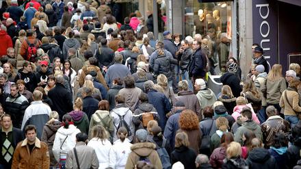 Stadt, Land, Stress. Wenn Großstadtbewohner in eine angespannte Situation geraten, zeigen bei ihnen zwei bestimmte Hirnregionen eine höhere Aktivität als bei Menschen, die in einem Dorf leben. Dieser Befund könnte ein Hinweis darauf sein, warum Städter häufiger Depressionen oder Angststörungen entwickeln.