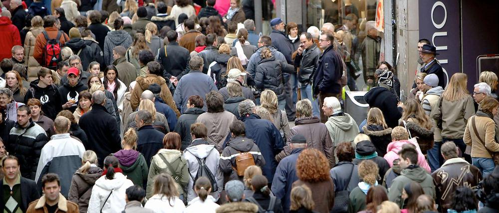 Stadt, Land, Stress. Wenn Großstadtbewohner in eine angespannte Situation geraten, zeigen bei ihnen zwei bestimmte Hirnregionen eine höhere Aktivität als bei Menschen, die in einem Dorf leben. Dieser Befund könnte ein Hinweis darauf sein, warum Städter häufiger Depressionen oder Angststörungen entwickeln.