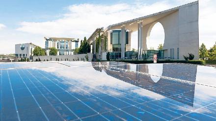 Zentrum der Macht. Täglich ist es Ziel unzähliger Touristen und selbst vom Wasser aus gesehen imposant: das „Band des Bundes“ mit dem Kanzleramt und seinen angrenzenden Bauten im Spreebogen.
